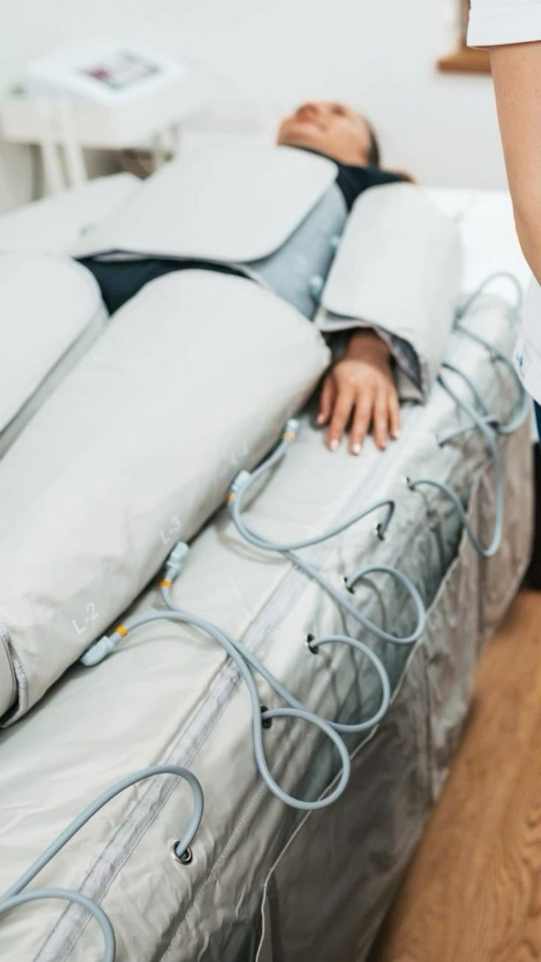 Mujer recibiendo tratamiento de presoterapia profesional en centro de estética